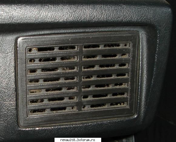 si partea dreapta, (inca) asa cum este ea originala. aerului cald in bordul tip scoica