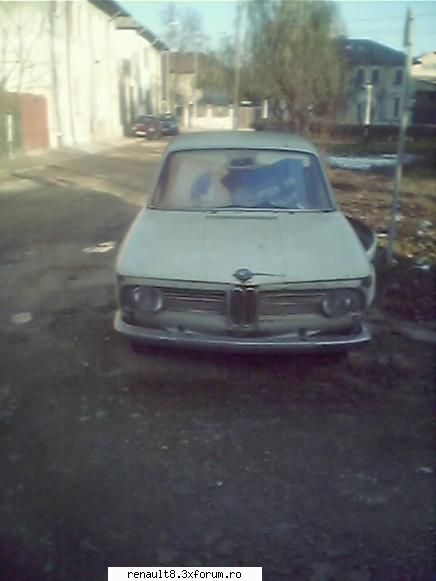 mai e un bmw 1800 cu 4 usi numere vechi prin crangasi . bmw 3.0 s i din 1972 -